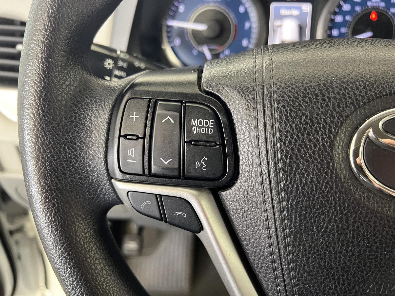 Used 2019 Super White Toyota LE 8-Passenger image 15