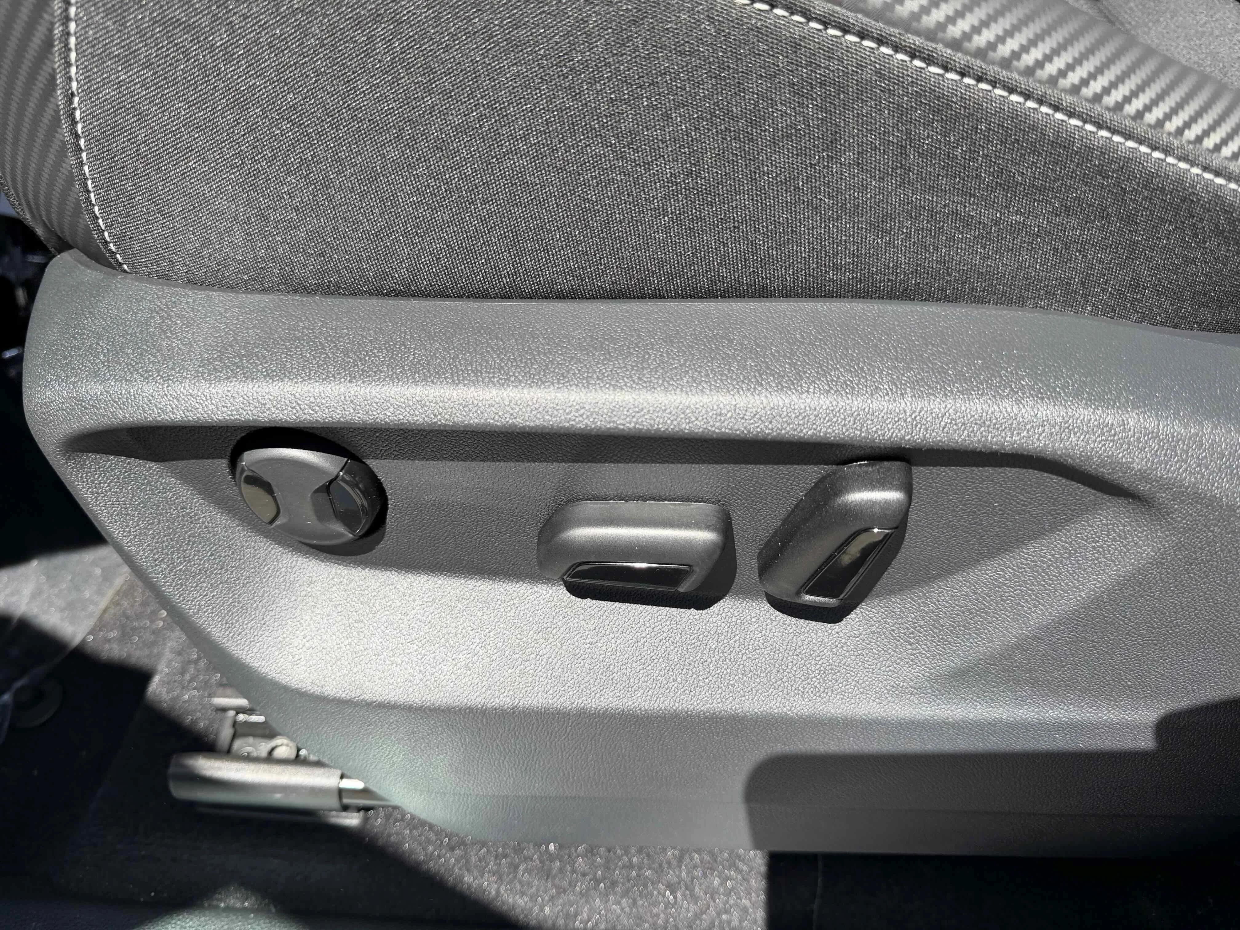 New 2026 Silver Mist Volkswagen 2.0T SE w/Technology image 14