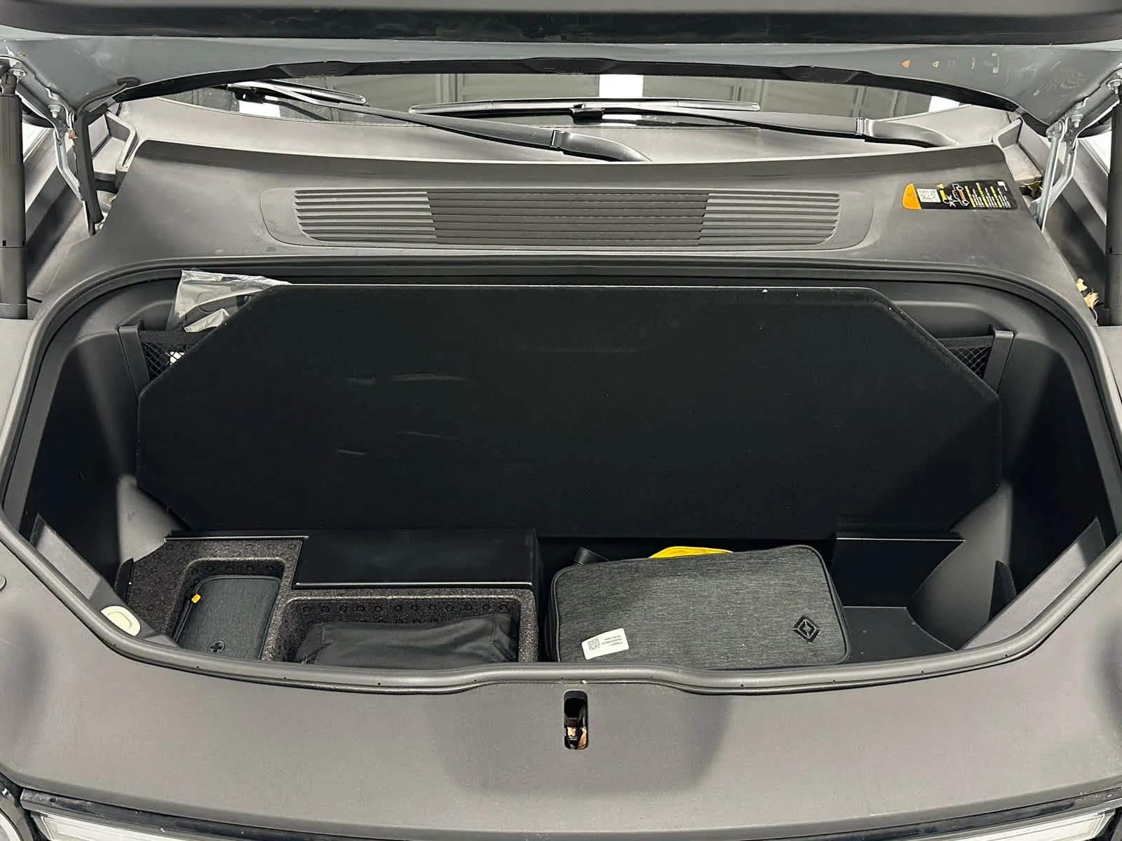 Used 2025 LA Silver Rivian Adventure image 41