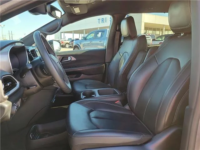 Used 2025 Gray Chrysler Select Front-Wheel Drive Passenger image 13