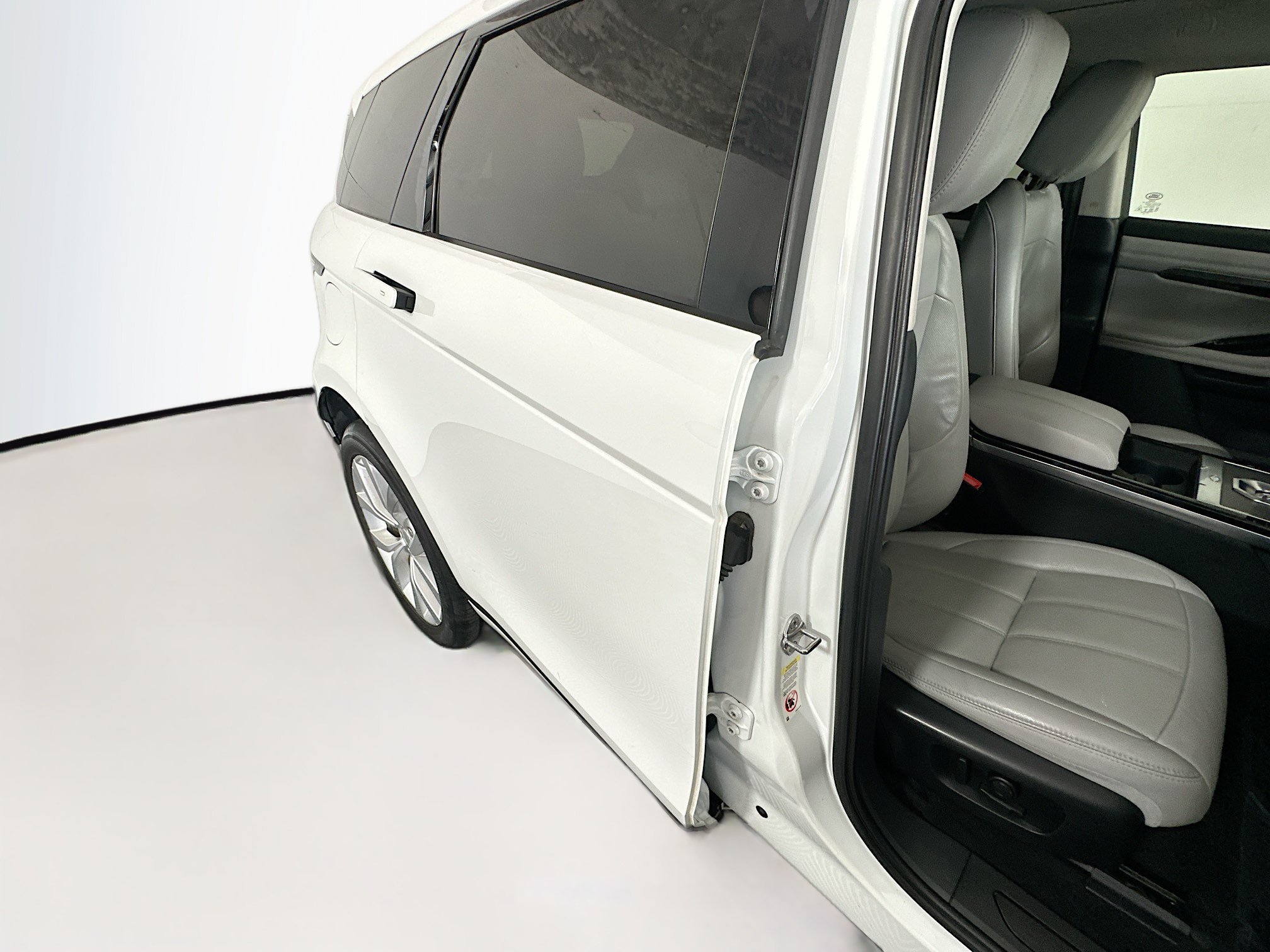 Used 2020 White Land Rover SE image 28