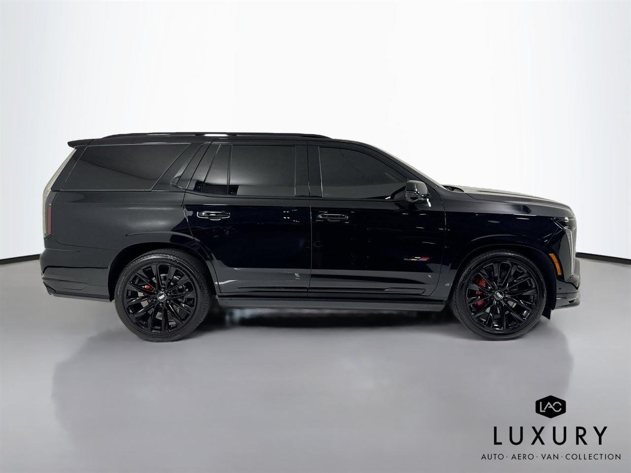 Used 2026 Black Raven Cadillac AWD V-Series | ONYX Pkg | Heated/Vented Seats image 5