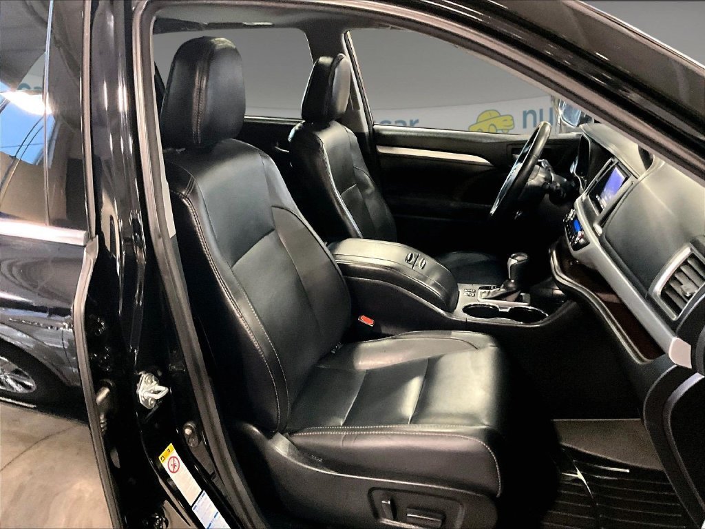 Used 2017 Black Toyota XLE image 11