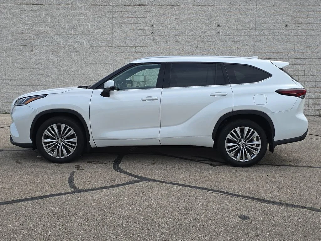 Used 2025  Toyota Platinum image 10