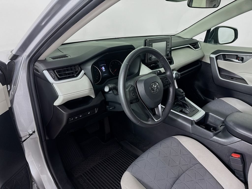 Used 2022 Silver Toyota XLE image 4