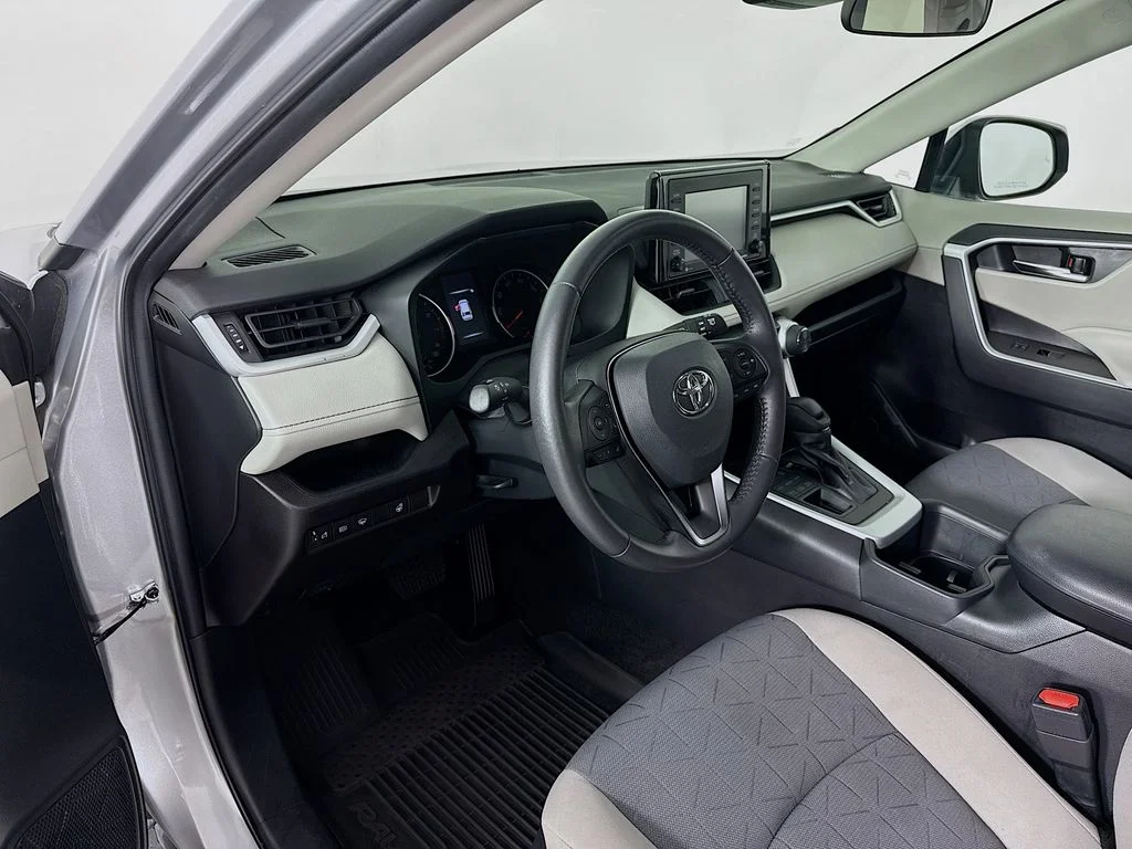 Used 2022 Silver Toyota XLE image 4