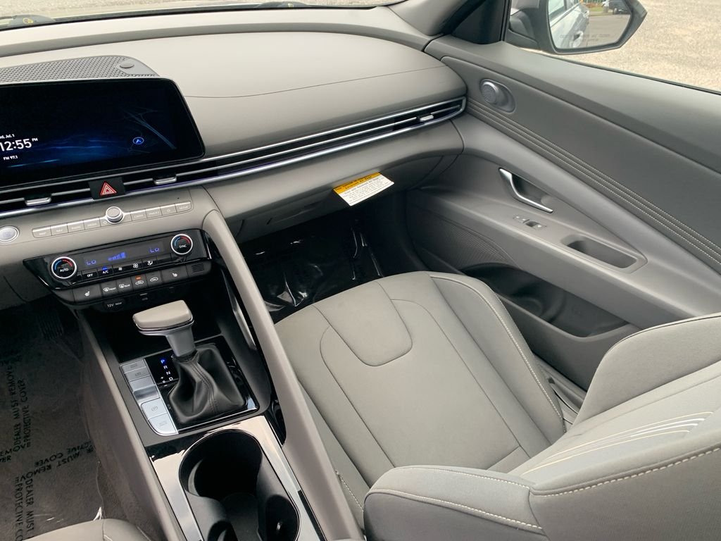 Used 2025 Silver Hyundai SEL Convenience image 28