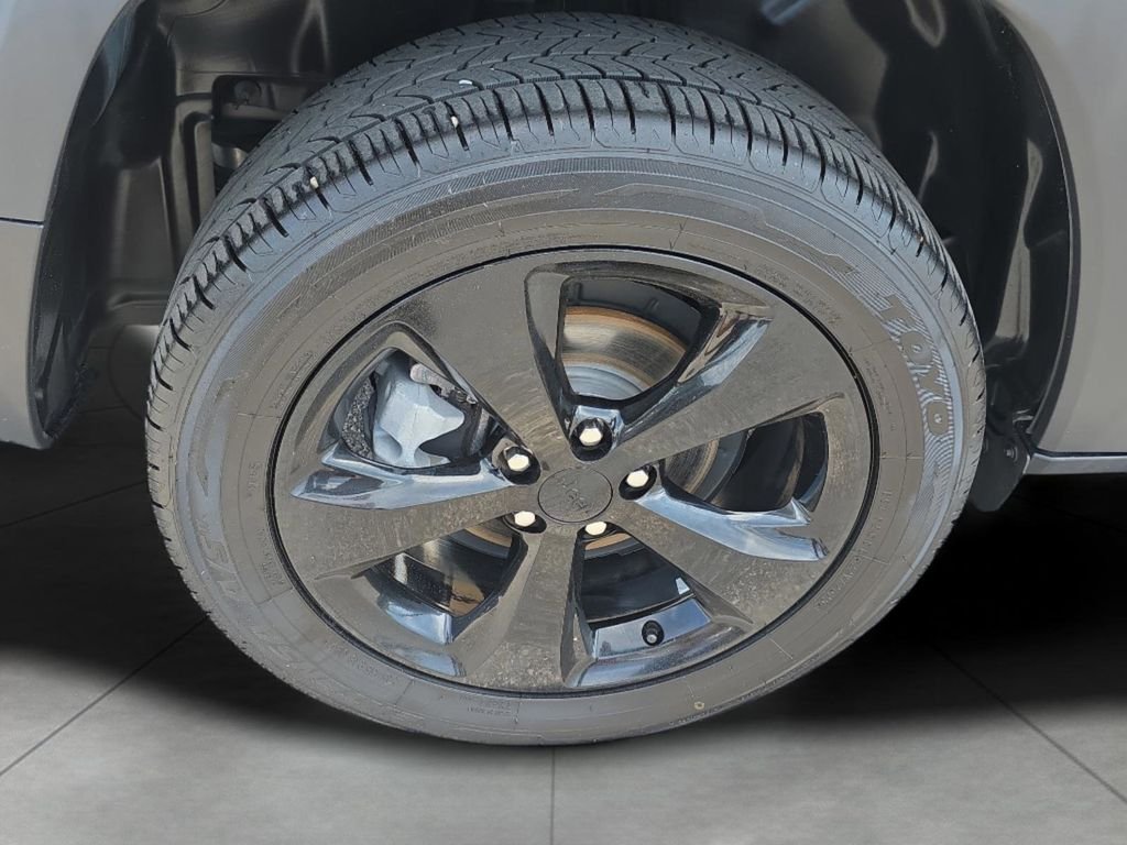 Used 2021 Gray Jeep Latitude Plus image 7