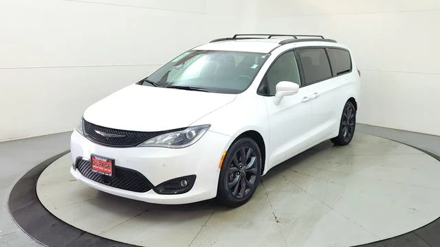 Used 2018 White Chrysler Touring L image 3