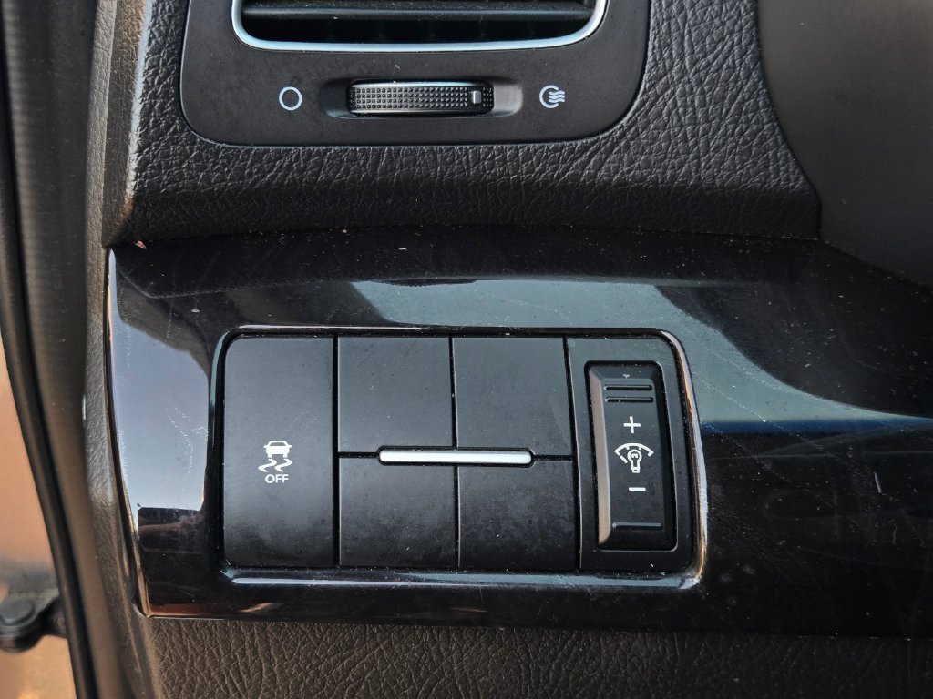 Used 2015 Silver Kia LX image 21