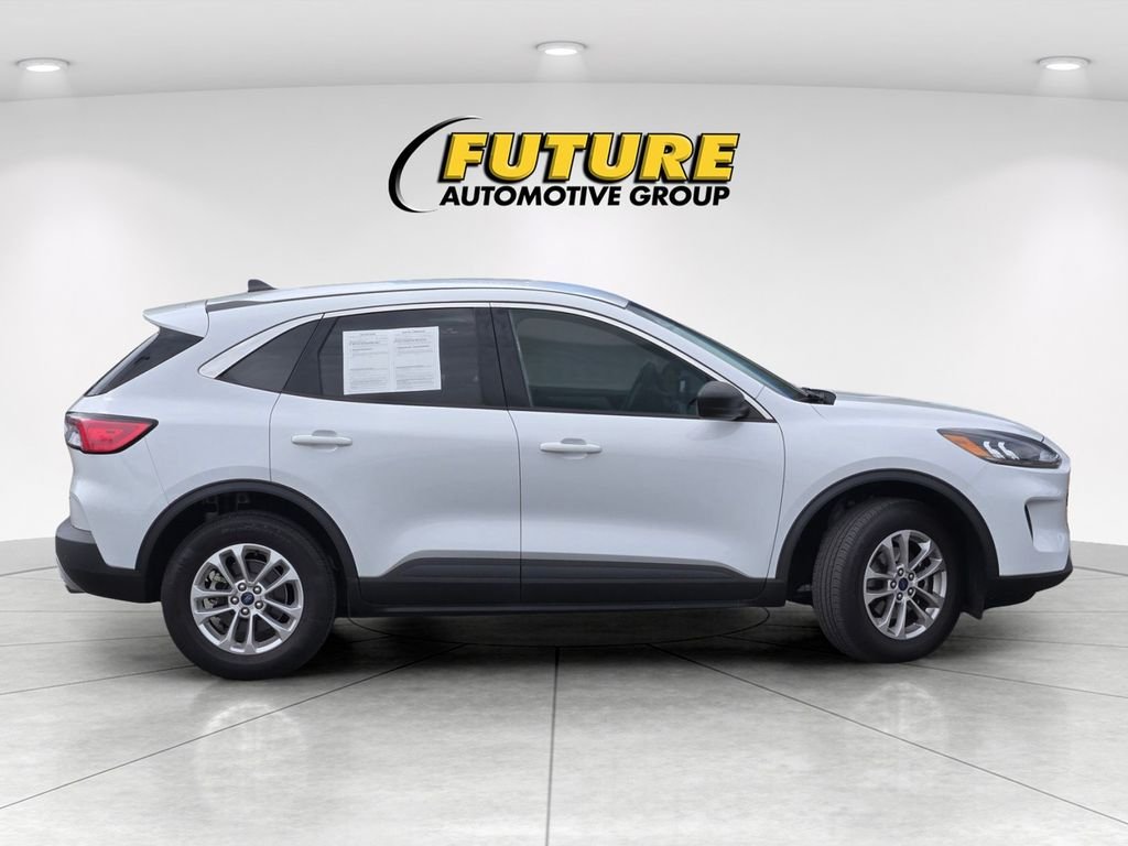 Used 2022 White Ford SE image 3