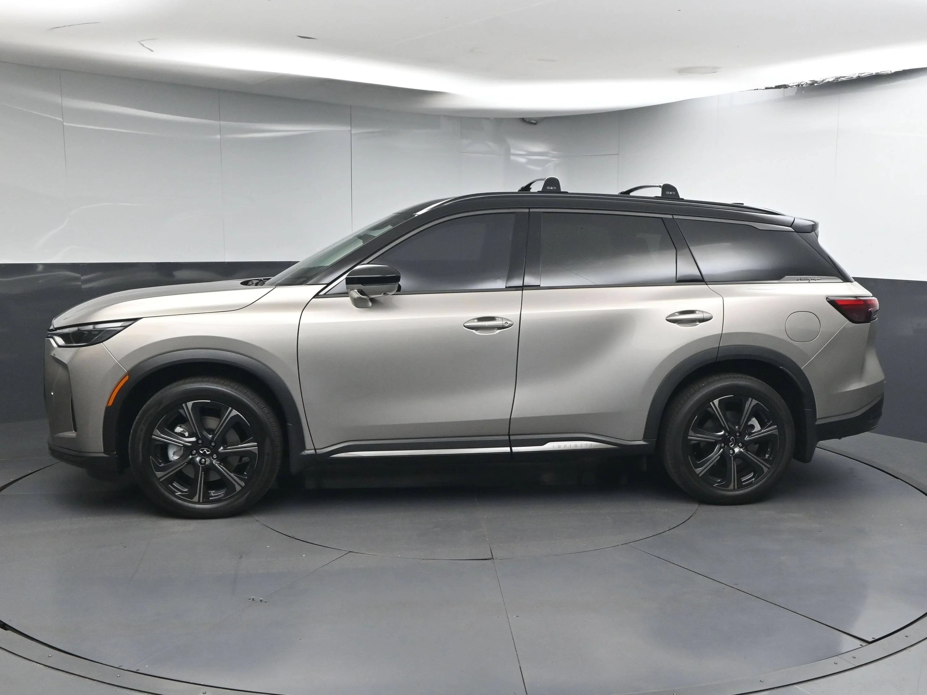 Used 2026 Warm Titanium/Black Obsidian INFINITI AUTOGRAPH image 4