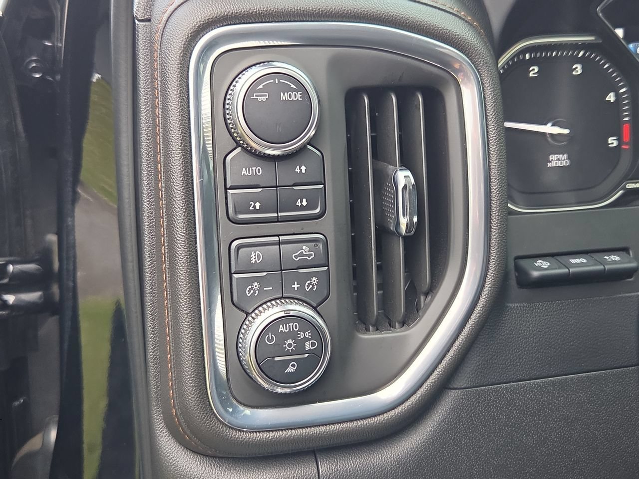 Used 2022 ONYX BLACK GMC AT4 image 17