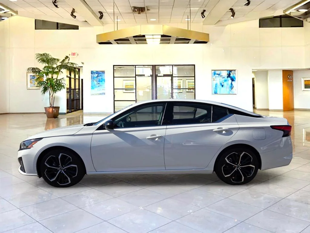 2024 Nissan Altima SR - Photo 8
