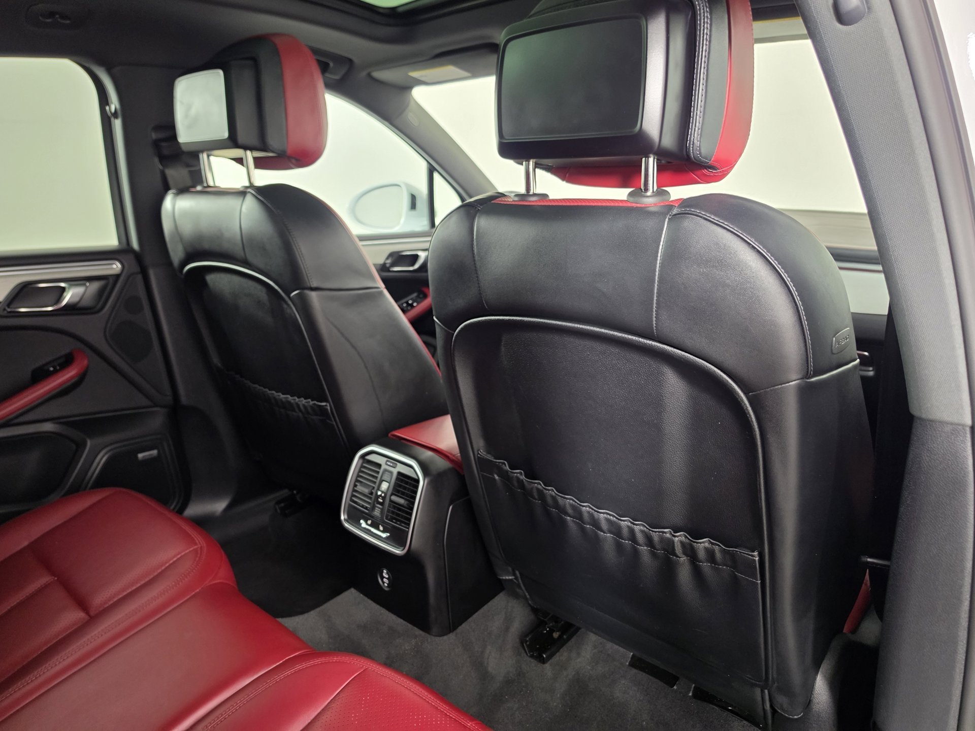 2025 Porsche Macan T - Photo 36