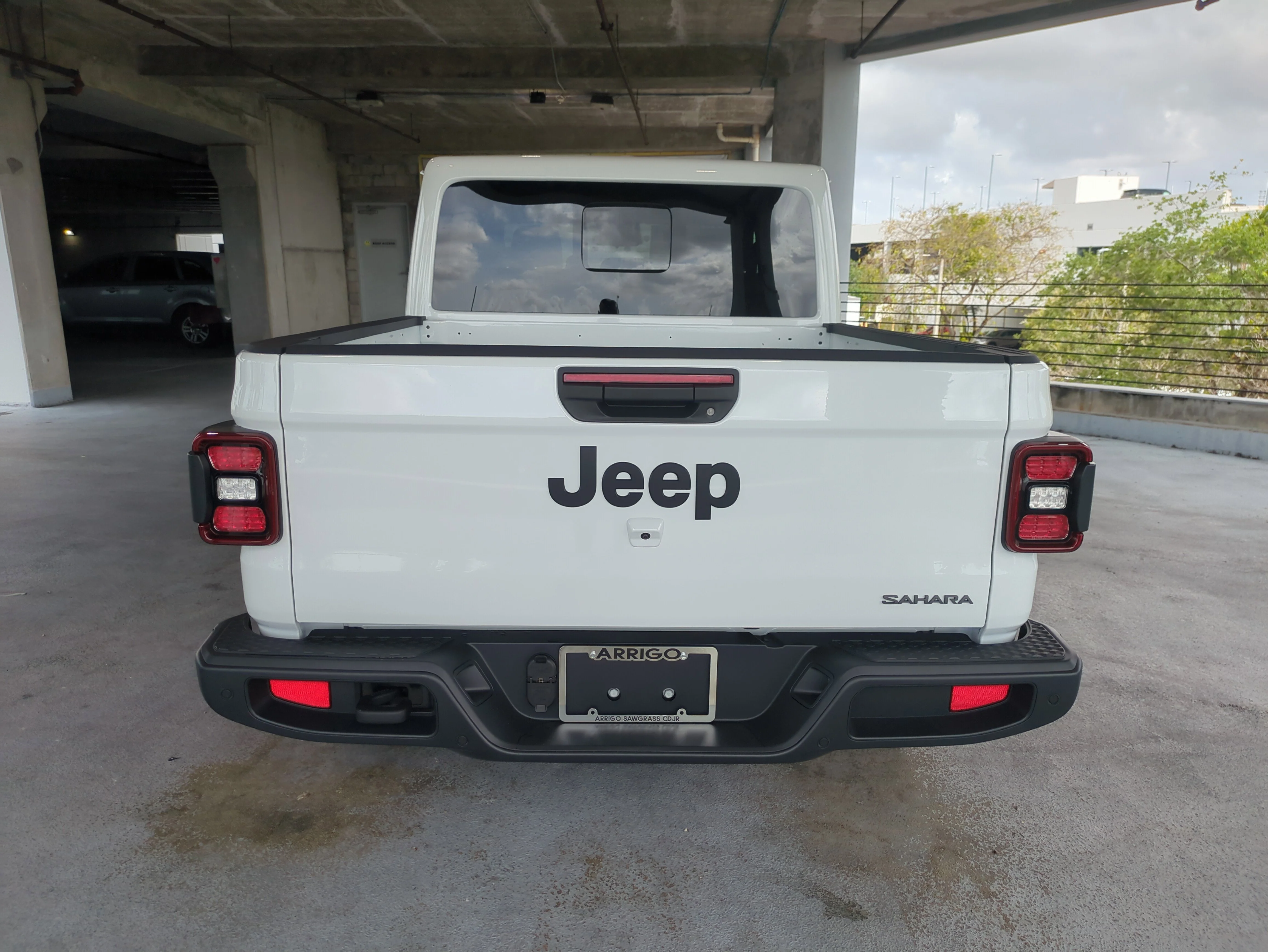 New 2026 Bright White Clear-Coat Exterior Paint Jeep Sahara image 5