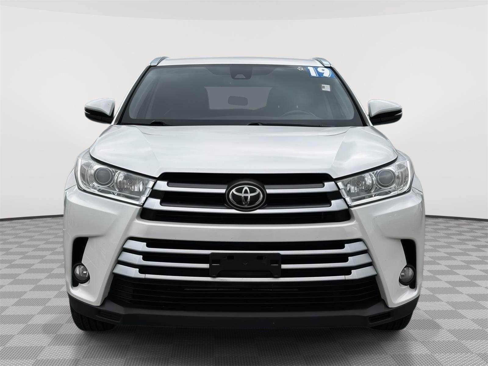 Used 2019 Toyota Highlander XLE with VIN 5TDJZRFH3KS593672 for sale in Kansas City