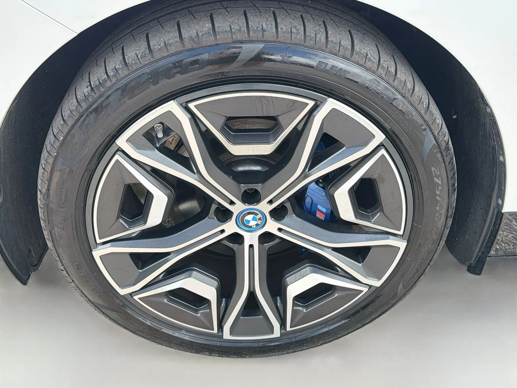 2025 BMW iX M60 - Photo 43