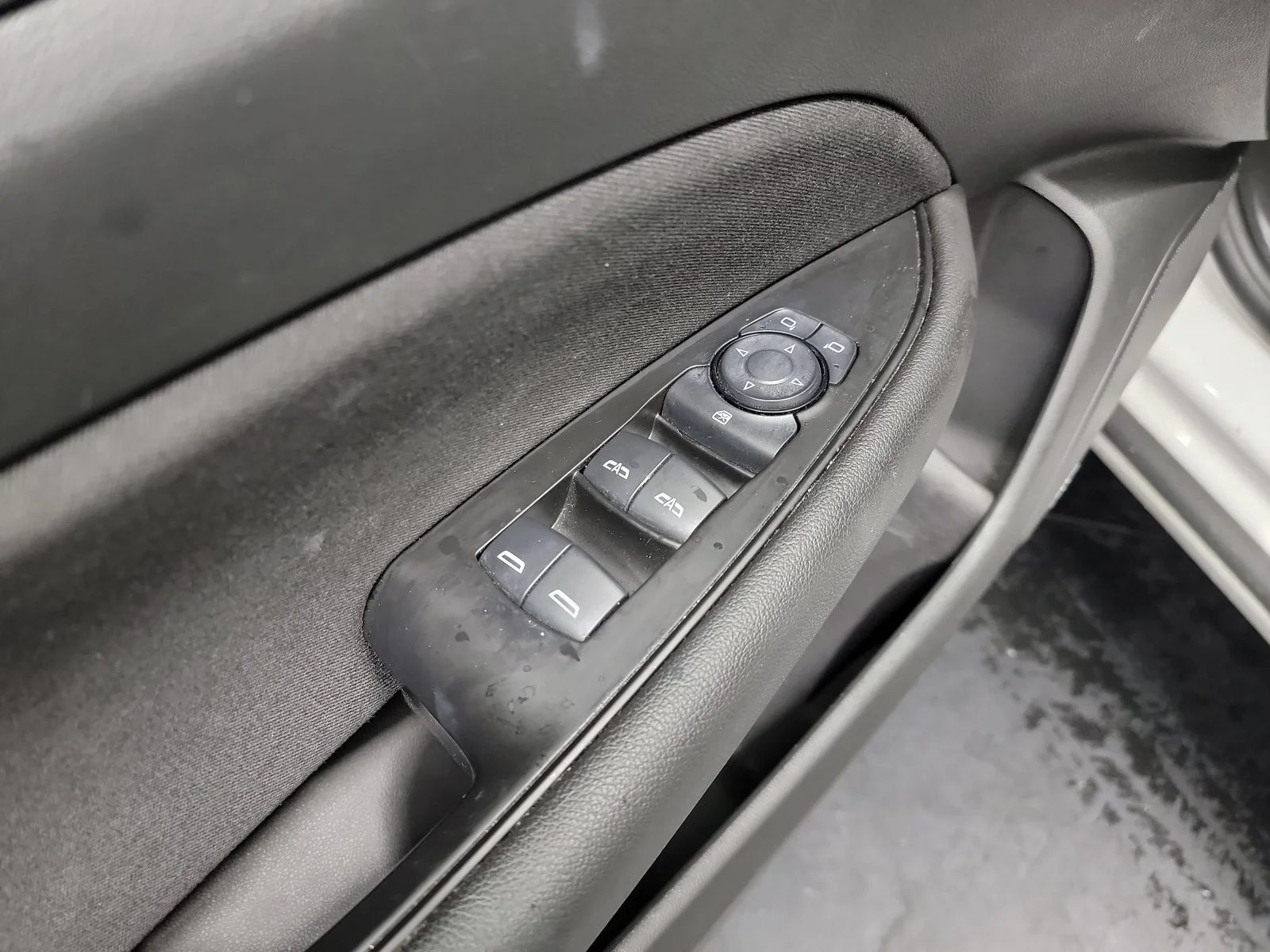 Used 2019 White Frost Tricoat Buick Preferred image 13