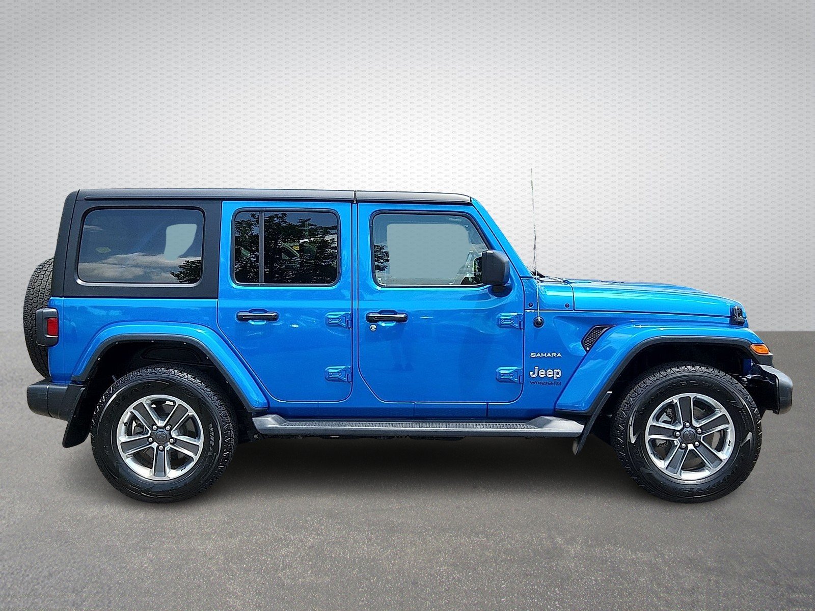 Used 2022 Hydro Blue Pearlcoat - PBJ Jeep Sahara 4x4 image 7