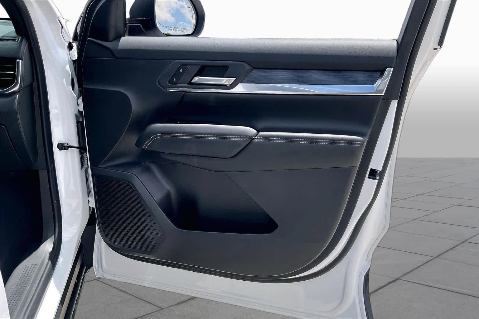 Used 2026 Summit White GMC FWD Elevation image 21