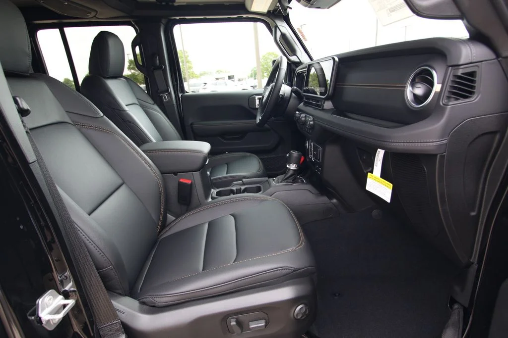New 2026 Black Clear-Coat Exterior Paint Jeep Sahara image 8