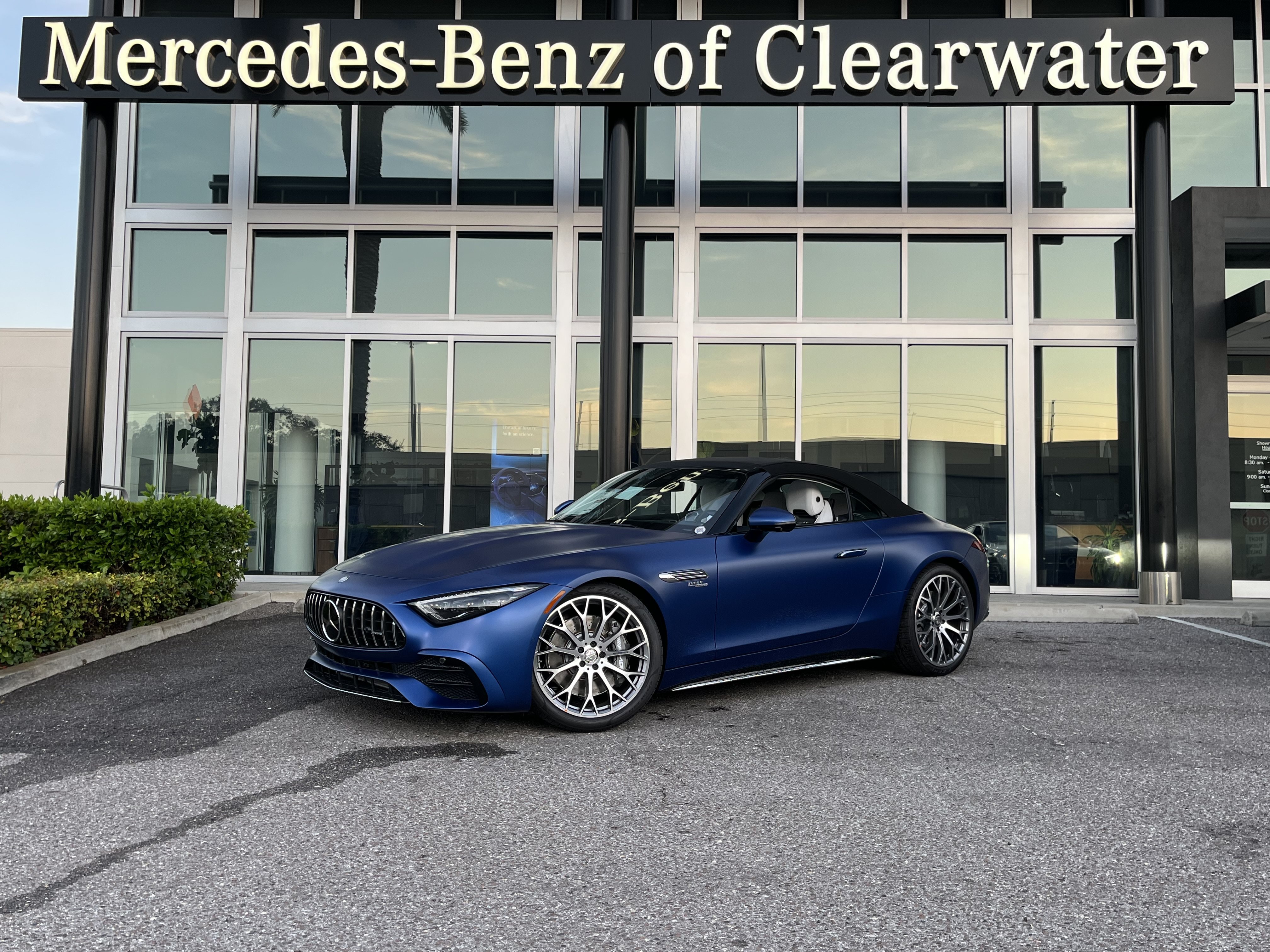 New 2026 MANUFAKTUR Starling Blue Magno Mercedes-Benz AMG® SL 43 image 1