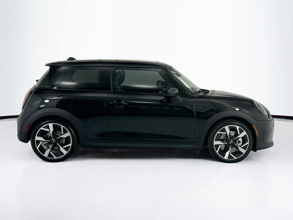 New 2026 Midnight Black II Metallic MINI Signature Plus image 4