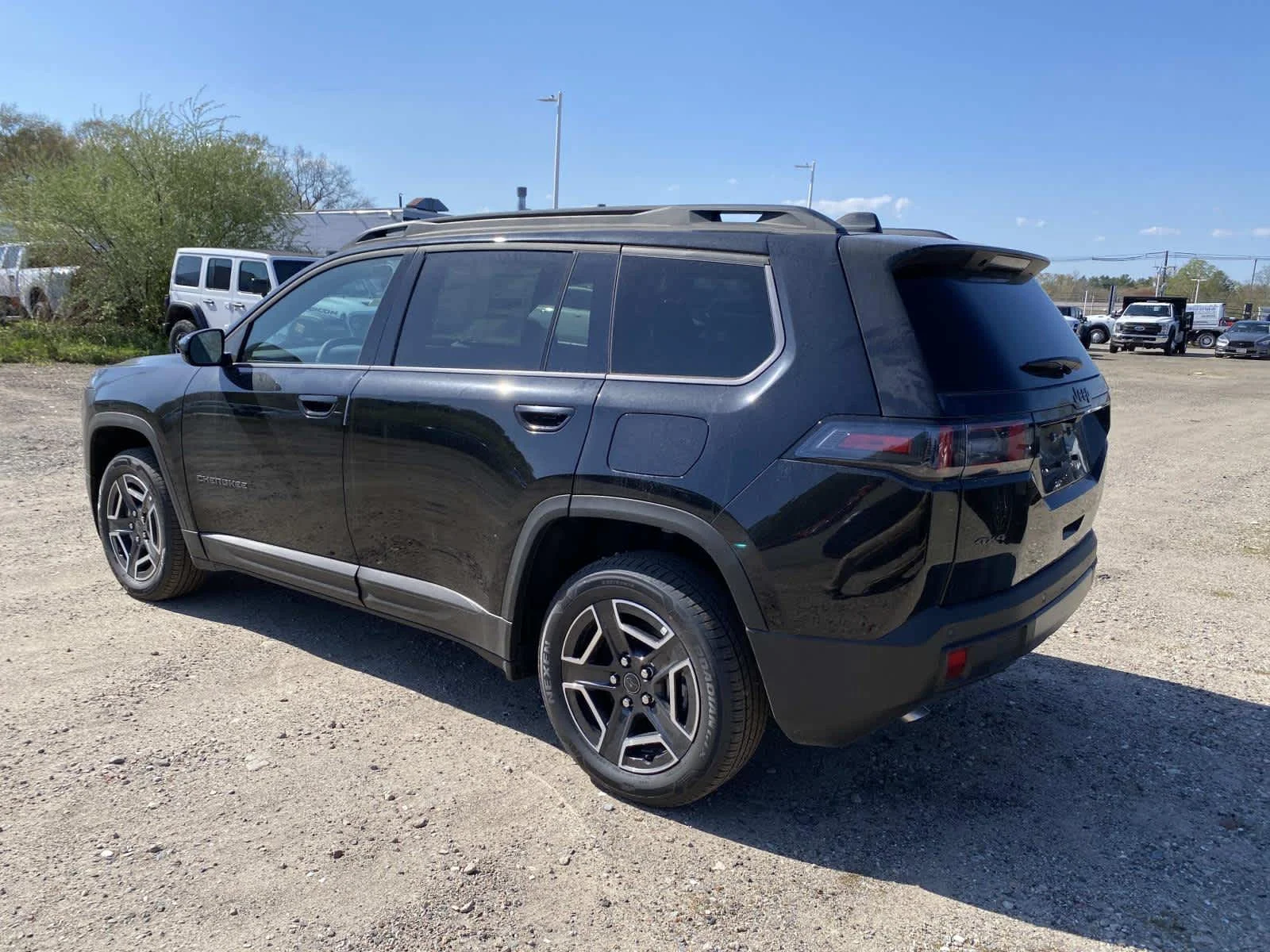 New 2026 Diamond Black Crystal Pearl-Coat Exterior Paint Jeep Laredo image 3