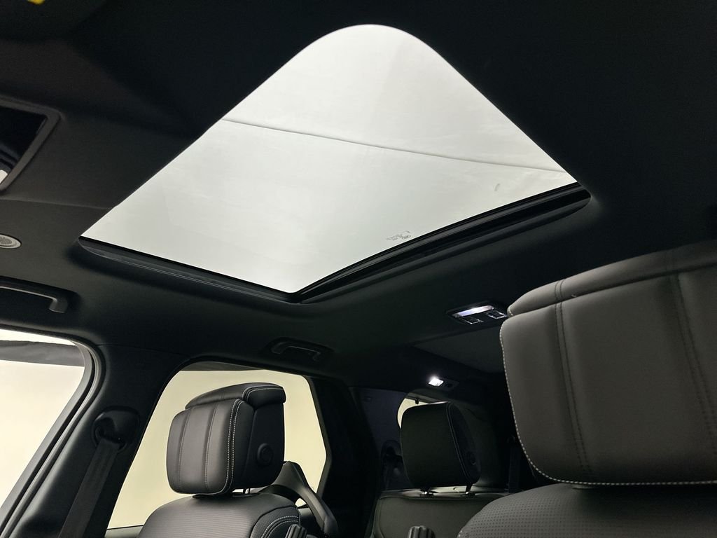New 2026 Santorini Black Land Rover Dynamic SE image 11