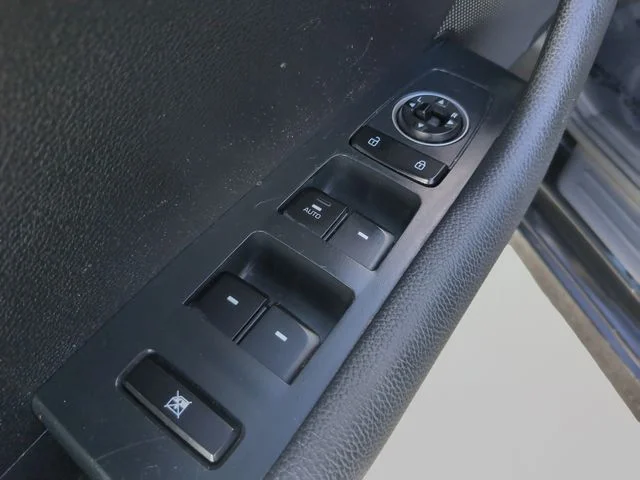 Used 2019 Black Hyundai SE image 18