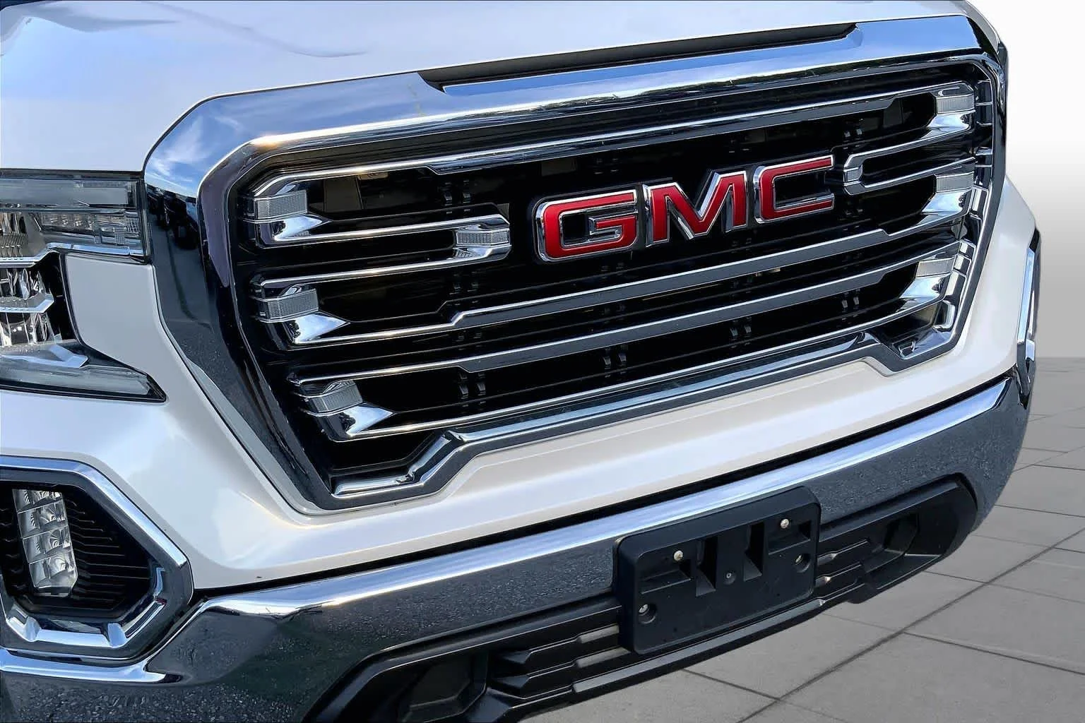 Used 2019 White Frost Tricoat GMC SLT image 27