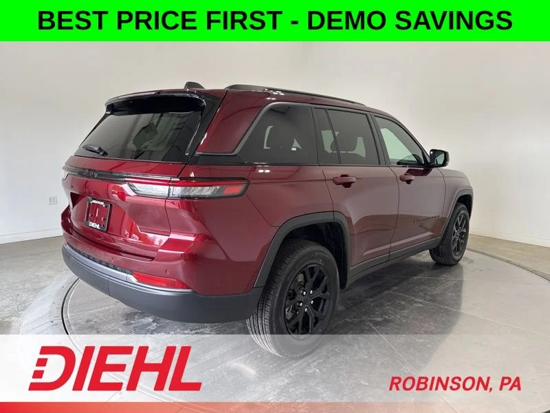 New 2026 Velvet Red Pearl-Coat Exterior Paint Jeep Altitude image 7