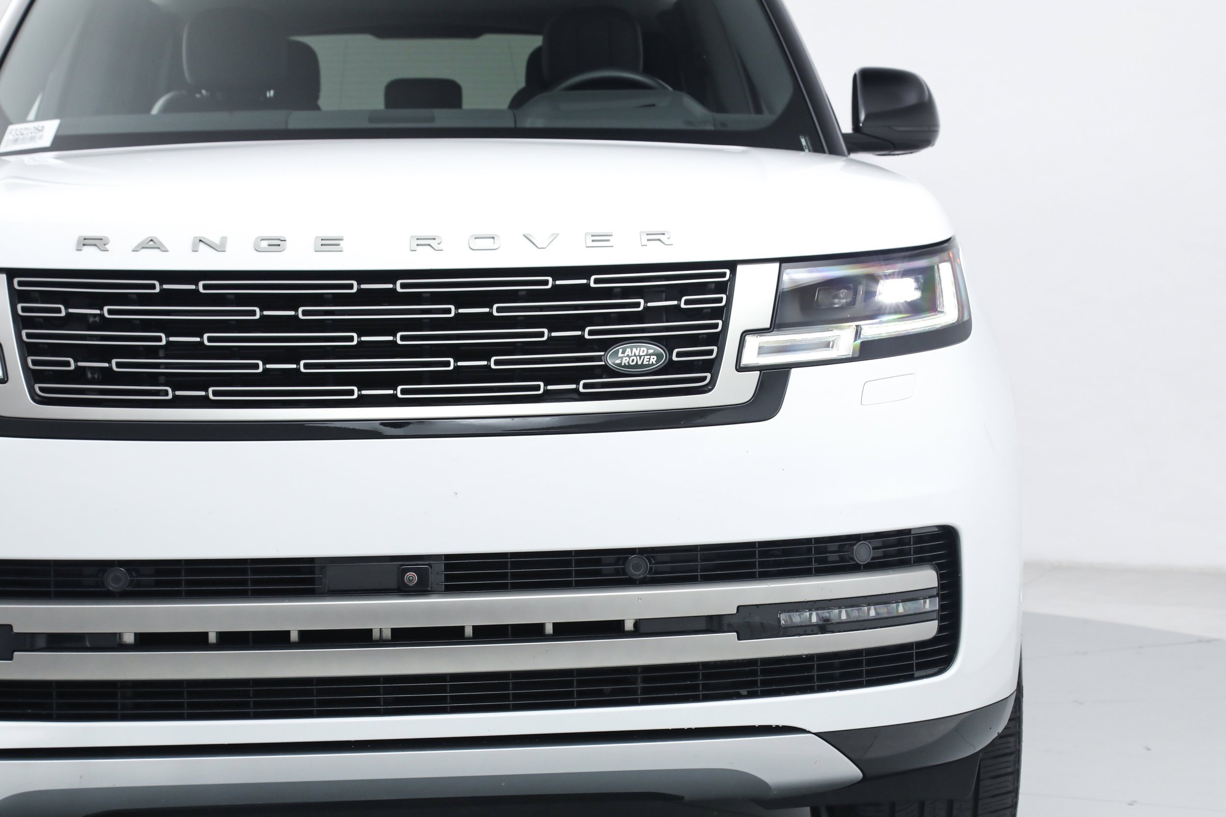 Used 2024 White Land Rover SE image 10