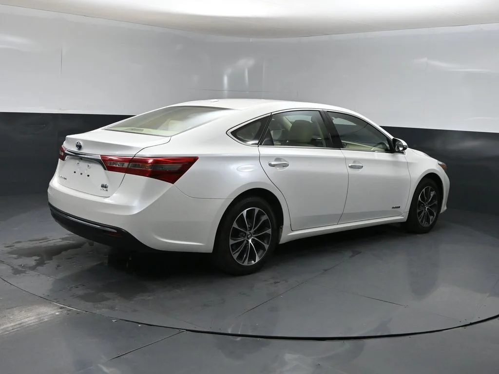 Used 2018 Blizzard Pearl Toyota XLE Premium image 2