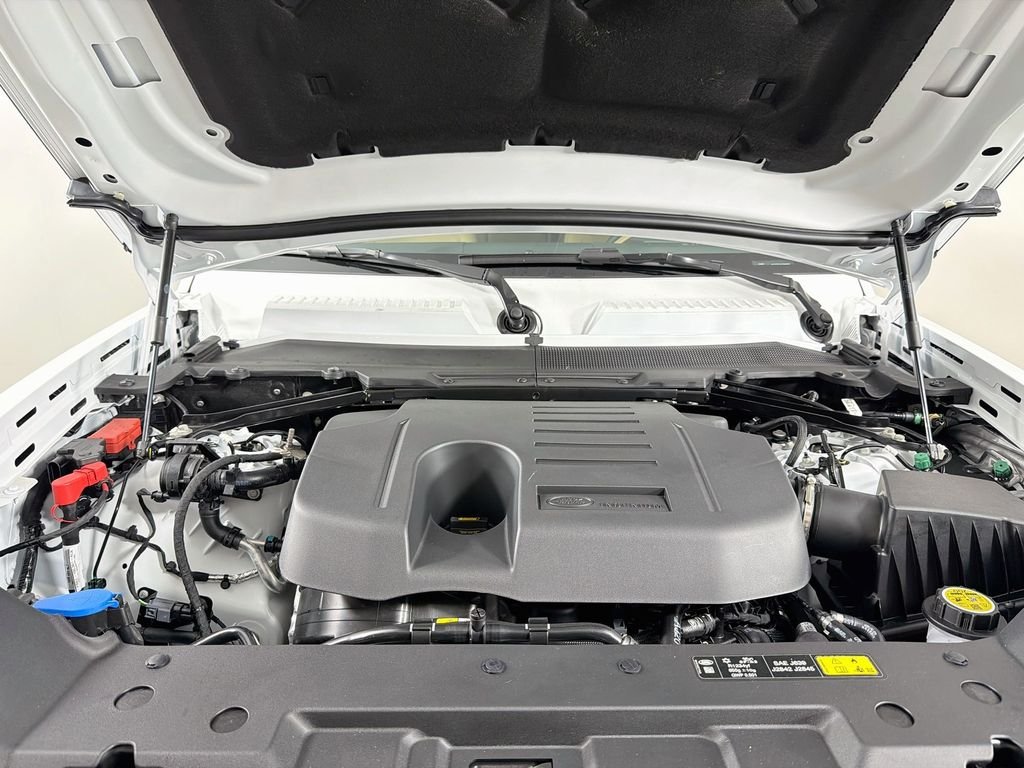 New 2026 Fuji White Land Rover X-Dynamic SE image 32