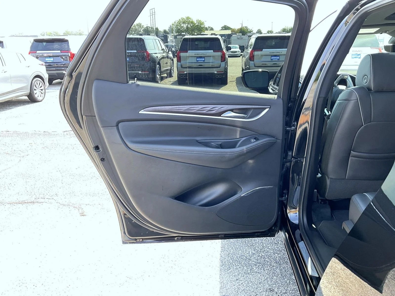 Used 2023 Black Buick Avenir image 21