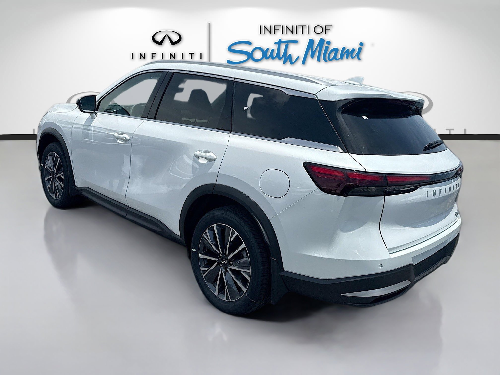 New 2027 RADIANT WHITE INFINITI Luxe FWD image 4