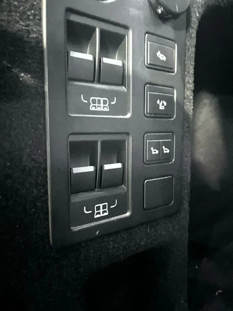 Used 2017 Black Land Rover First Edition image 5