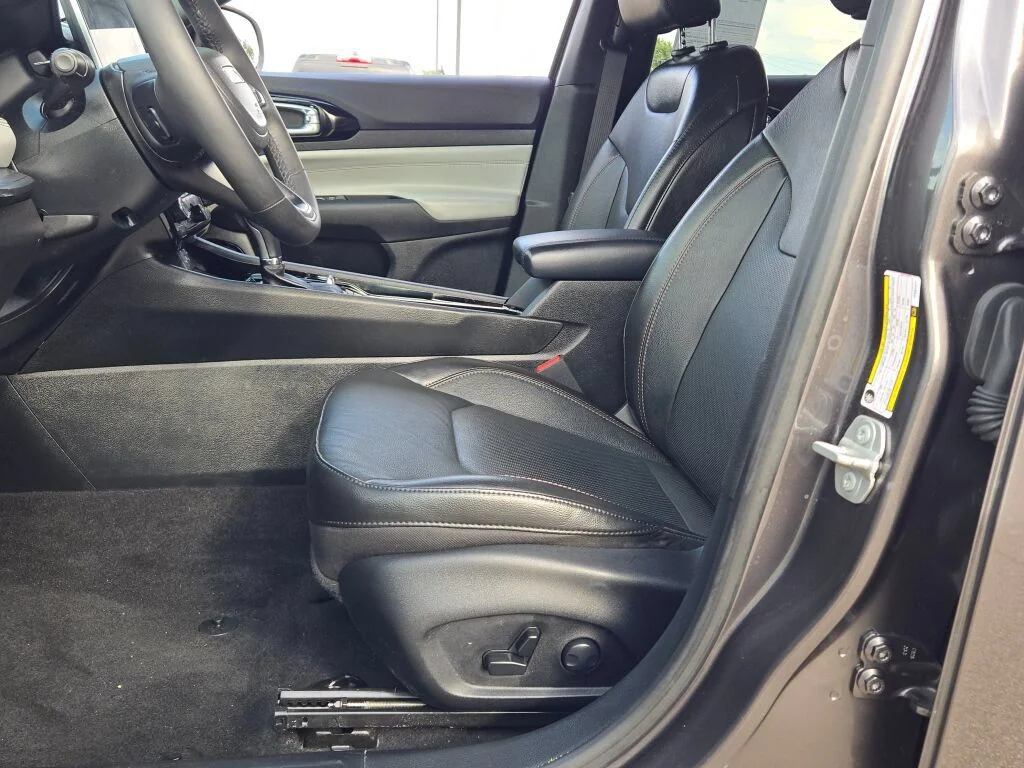 Used 2023 Crystal Metallic Jeep Limited image 19