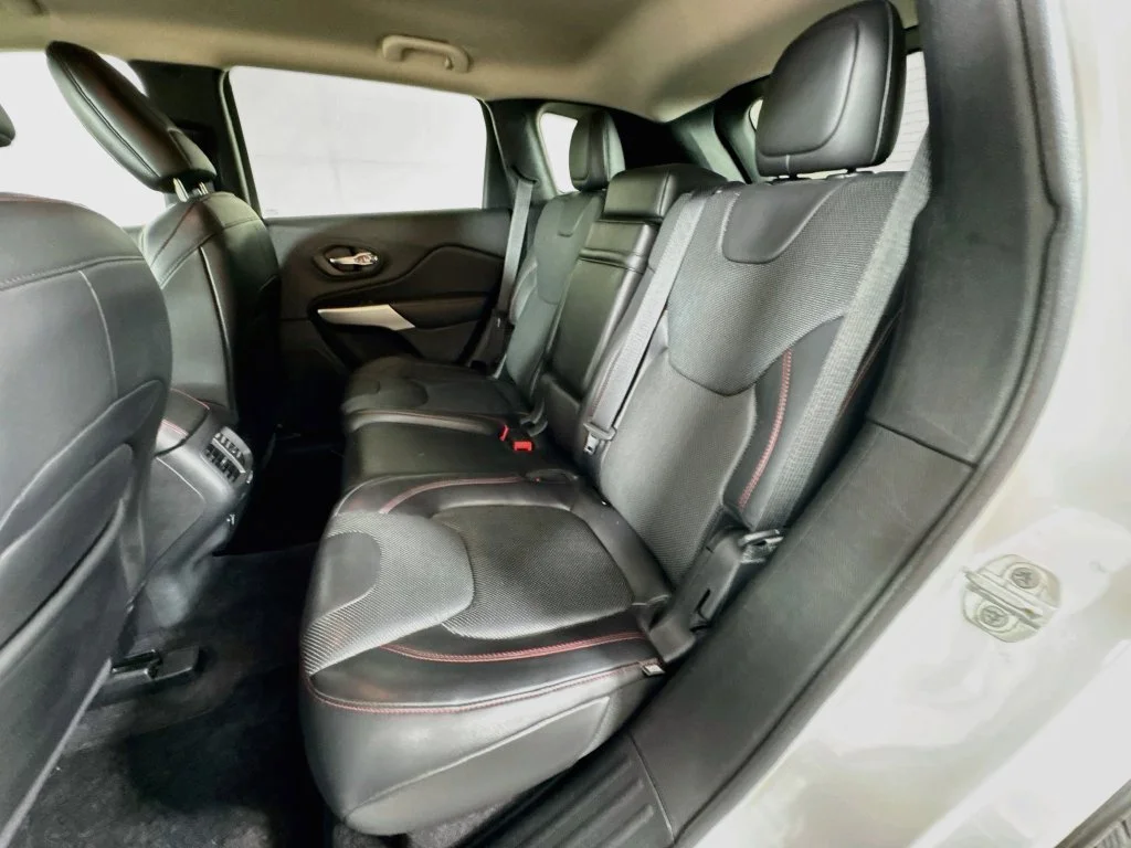 Used 2018 White Jeep Trailhawk image 29
