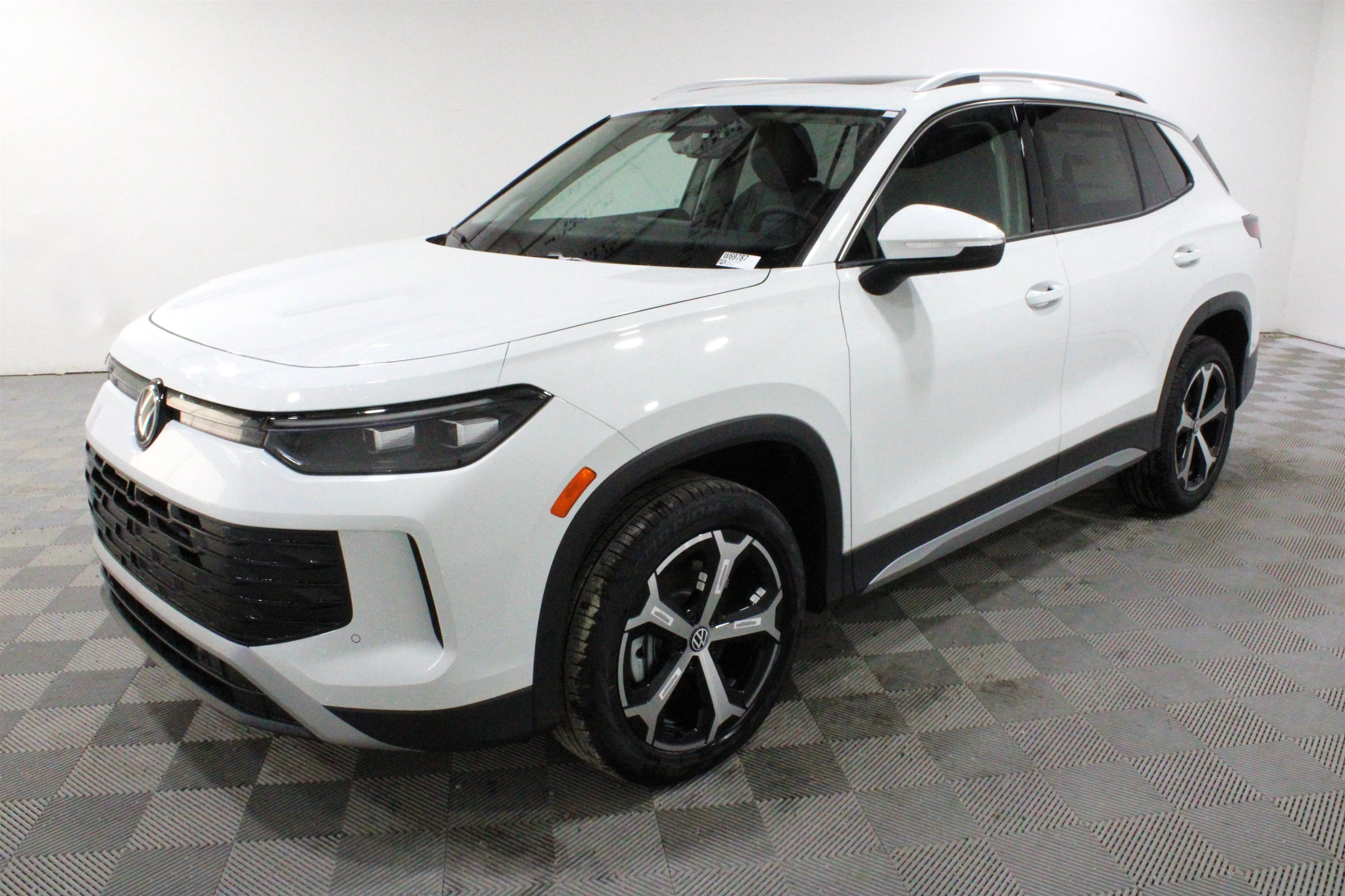 New 2026 Pure White Volkswagen SE image 30