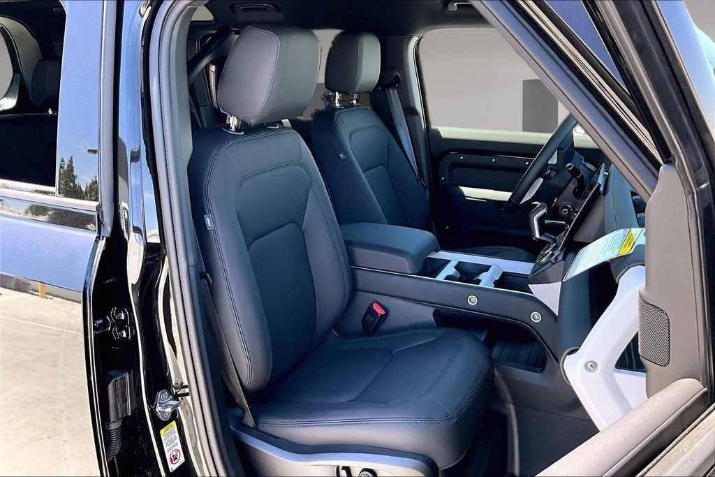 New 2026 SANTORINI BLACK Land Rover X-Dynamic SE image 11
