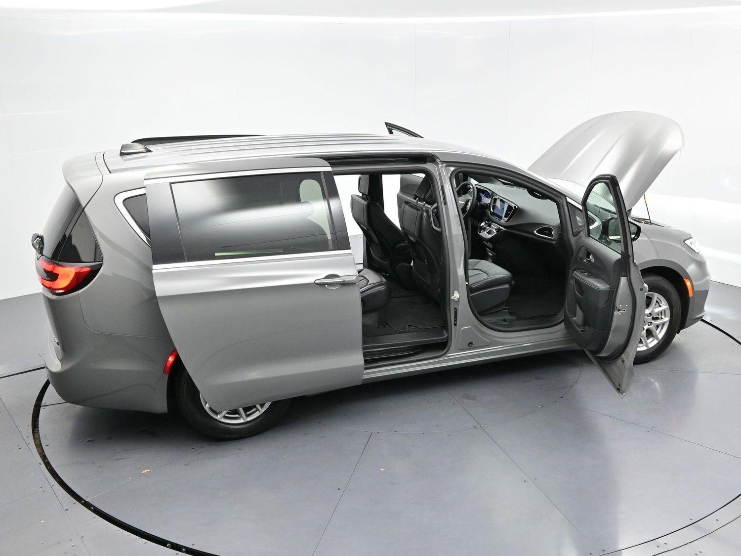 Used 2025 Gray Chrysler Select image 67