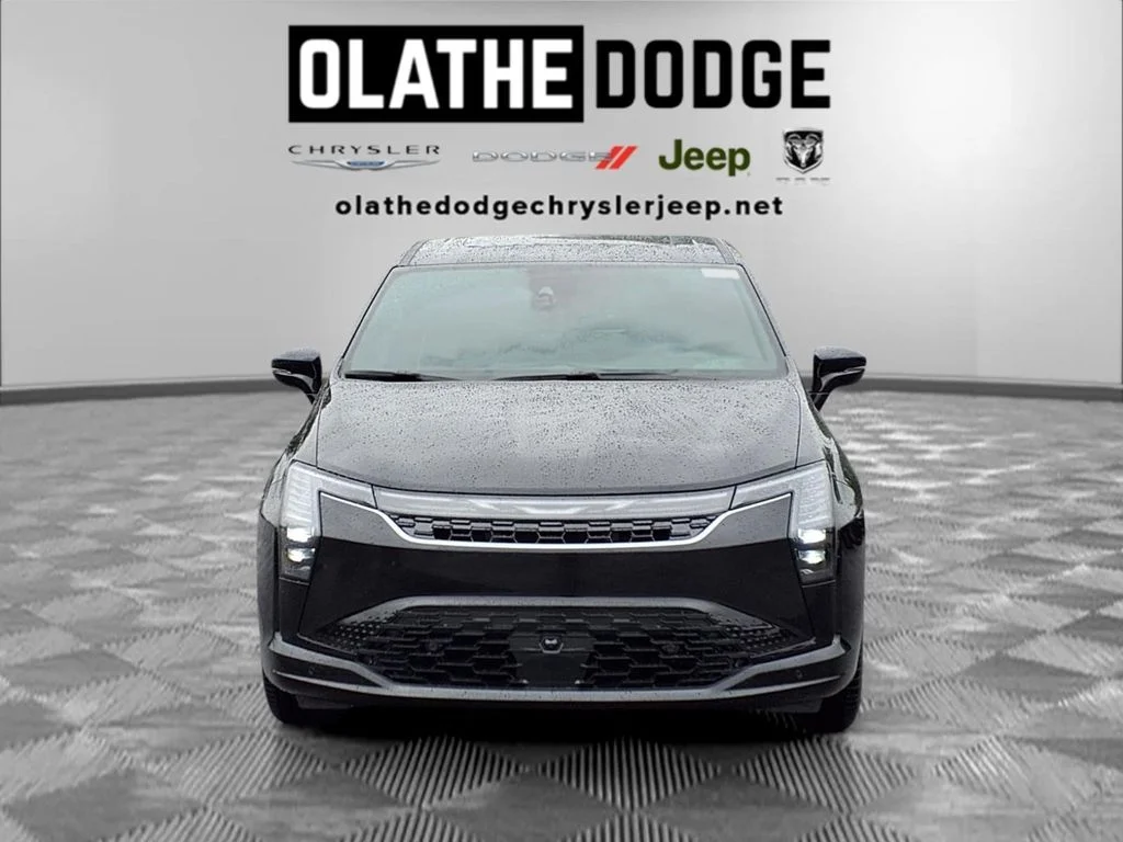 New 2027 Diamond Black Crystal Pearl-Coat Exterior Paint Chrysler Limited image 29