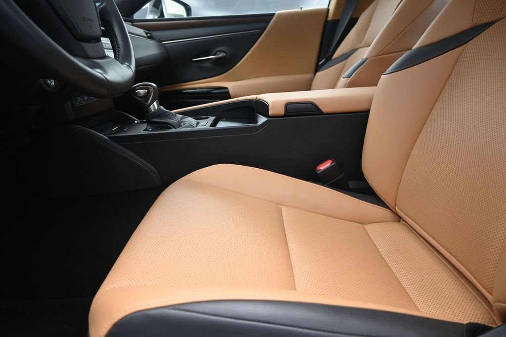 Used 2024 White Lexus 350 image 13