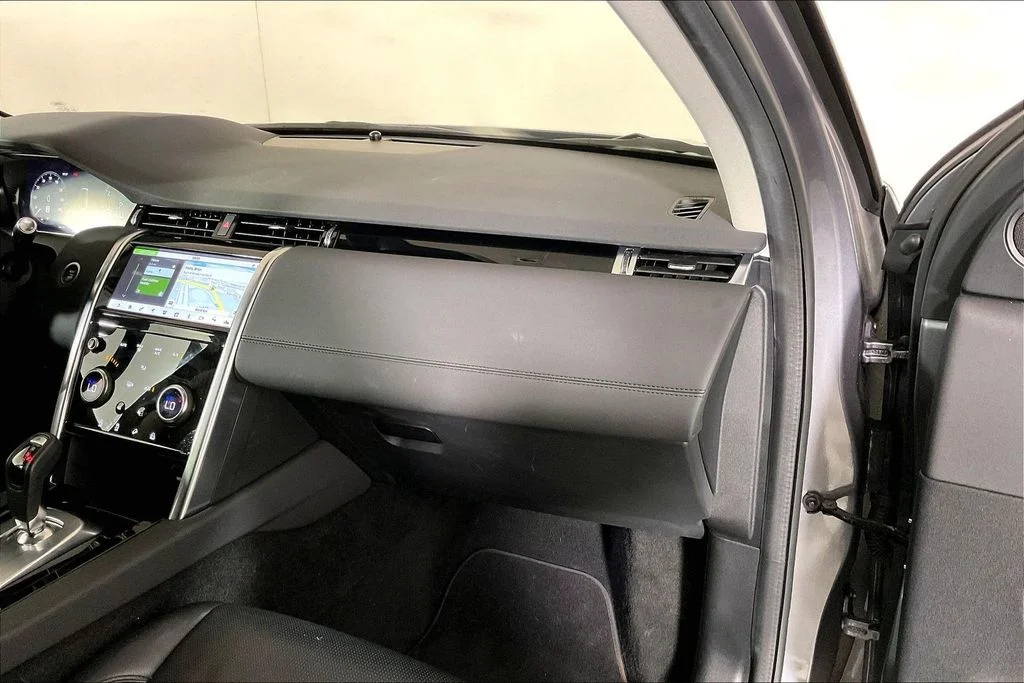 Used 2020  Land Rover SE image 16