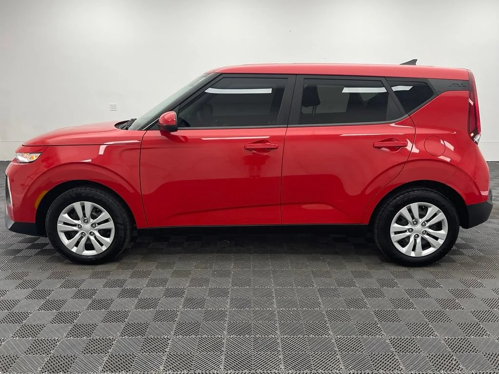 Used 2022  Kia LX image 10