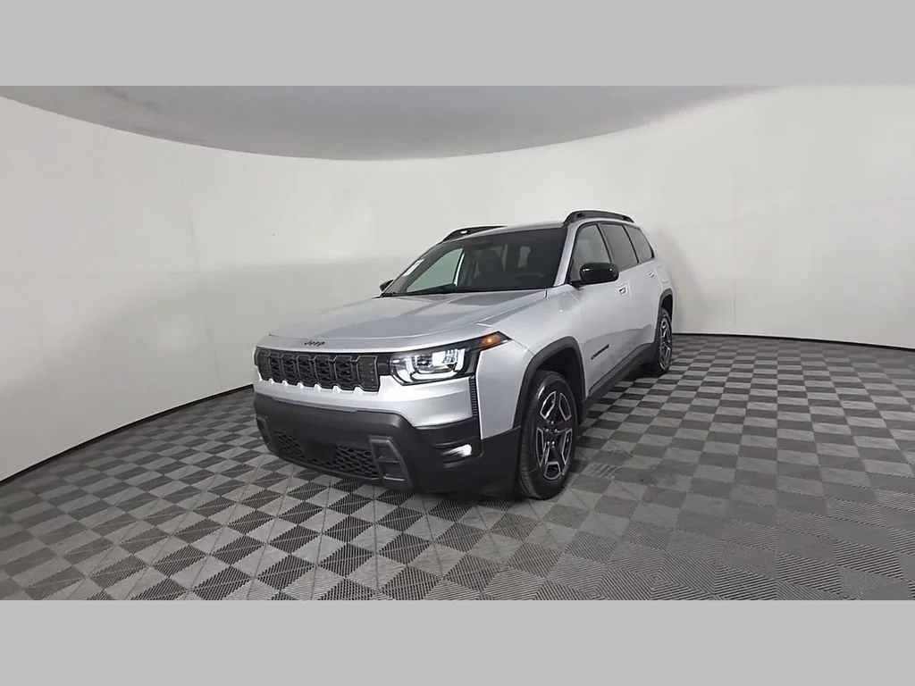 New 2026 Silver Zynith Clear-Coat Exterior Paint Jeep Laredo image 38