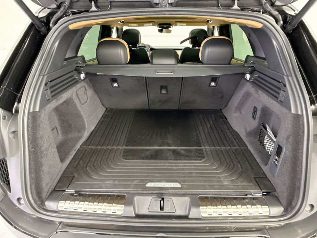 New 2026 Santorini Black Land Rover Dynamic SE image 28